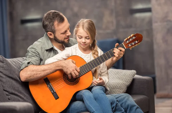 Padre e hija tocando la guitarra - foto de stock