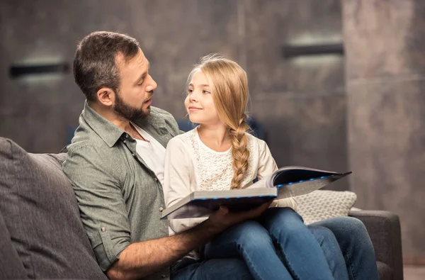 Padre e hija leyendo libro - foto de stock