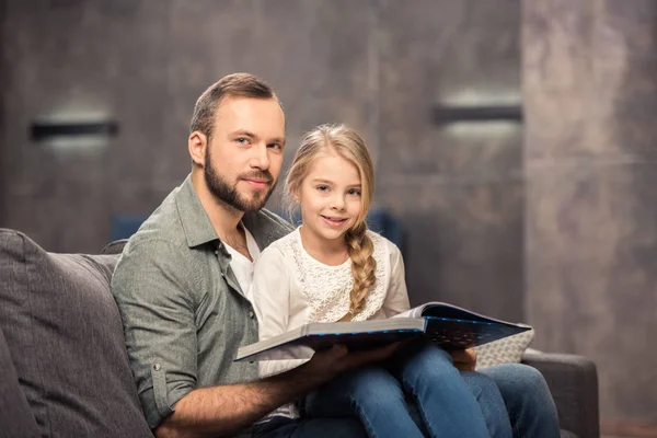 Vater und Tochter lesen Buch — Stockfoto