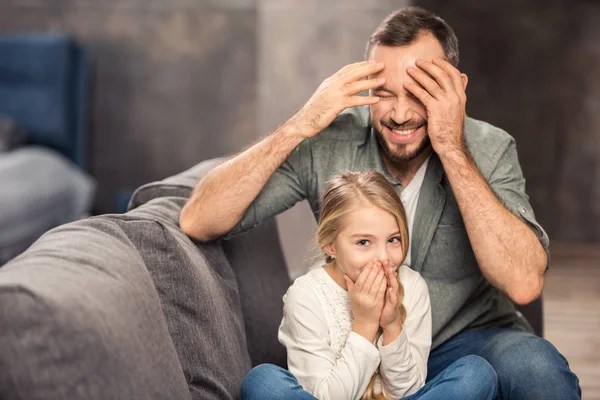 Padre e hija divirtiéndose - foto de stock