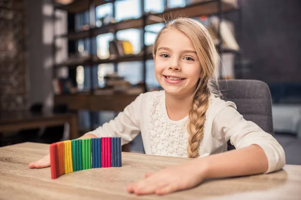 Menina brincando com plasticina — Fotografia de Stock