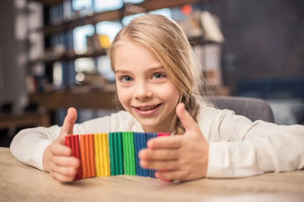 Mädchen spielt mit Knetmasse — Stockfoto