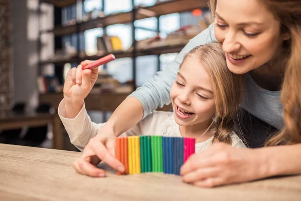Mère et fille jouant avec la plasticine — Photo de stock
