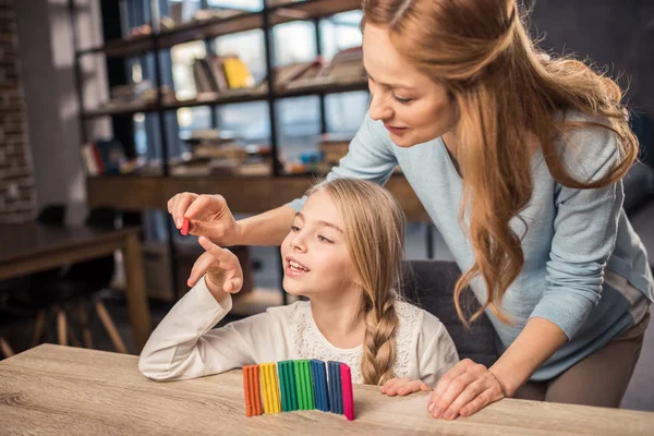 Mère et fille jouant avec la plasticine — Photo de stock