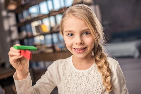 Ragazza che gioca con la plastilina — Foto stock