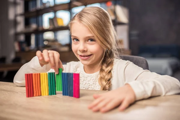 Mädchen spielt mit Knetmasse — Stockfoto