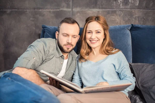 Leitura de casal na cama — Fotografia de Stock