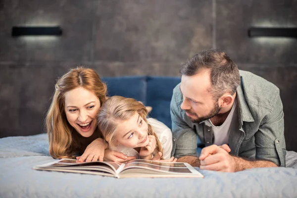 Family reading book — Stock Photo