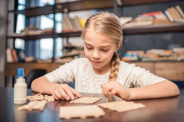 Pequeña niña artesanía - foto de stock