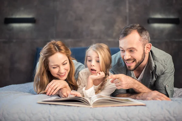 Family reading book — Stock Photo