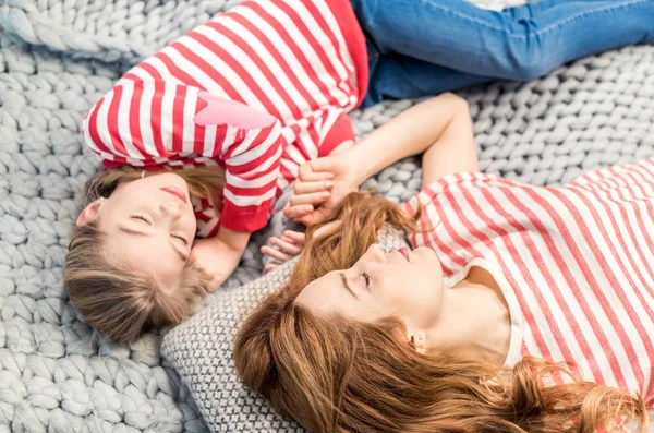 Mother and daughter sleeping — Stock Photo