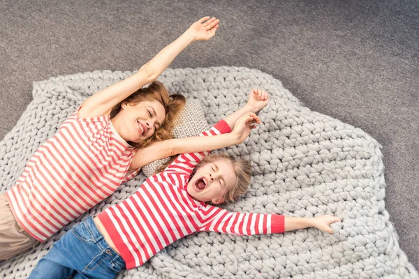 Mother and daughter waking up — Stock Photo