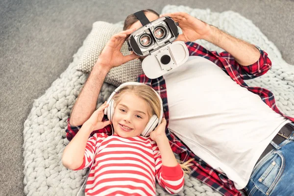 Padre e hija con dispositivos - foto de stock