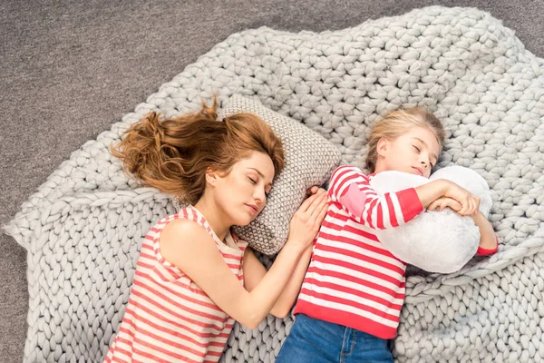 Mère et fille dormant — Photo de stock