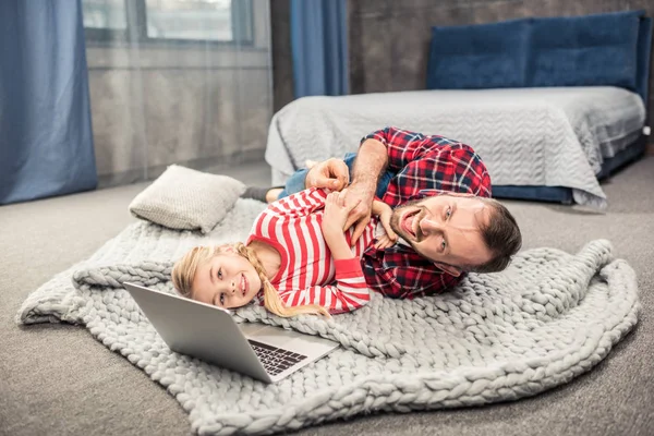 Vater und Tochter albern herum — Stockfoto