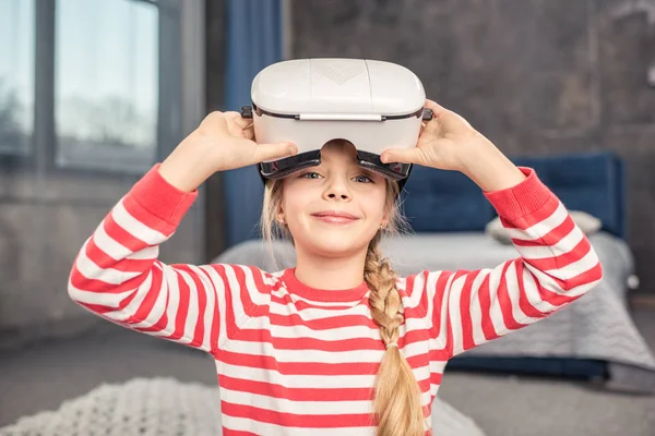 Fille en réalité virtuelle casque — Photo de stock