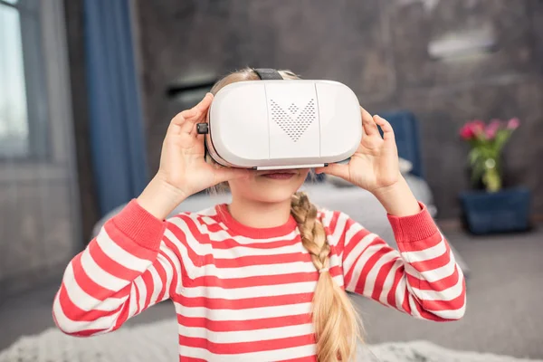 Fille en réalité virtuelle casque — Photo de stock