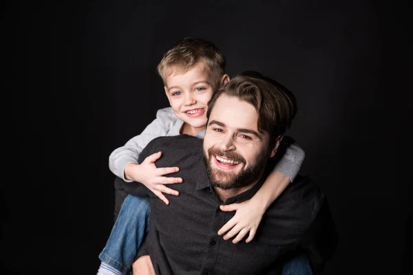 Счастливый отец с сыном — стоковое фото
