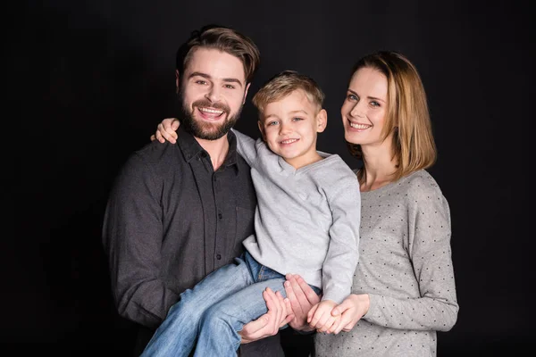 Padres felices con hijo - foto de stock