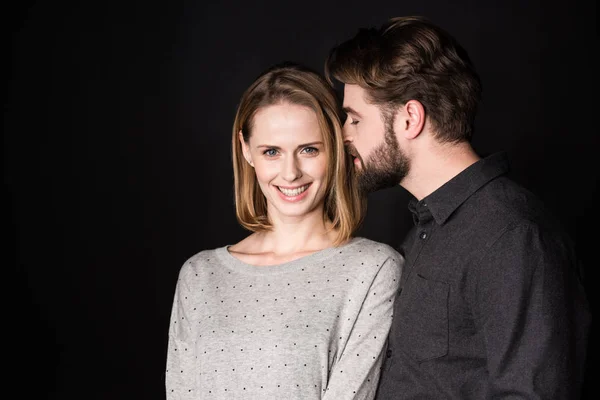 Sonriente joven pareja - foto de stock