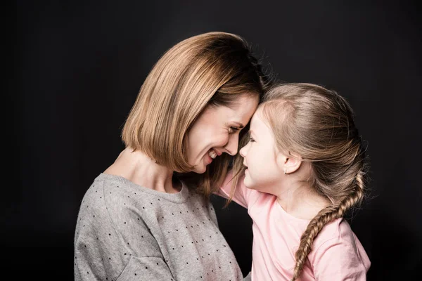 Mãe feliz com filha — Fotografia de Stock