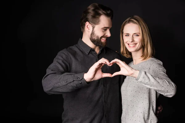 Sonriente joven pareja - foto de stock