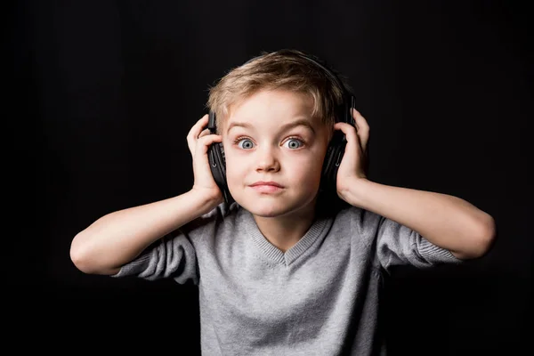 Niño pequeño con auriculares - foto de stock