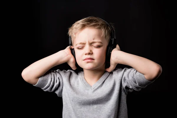 Menino em fones de ouvido — Fotografia de Stock