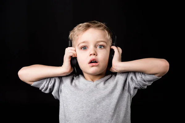 Kleiner Junge mit Kopfhörern — Stockfoto