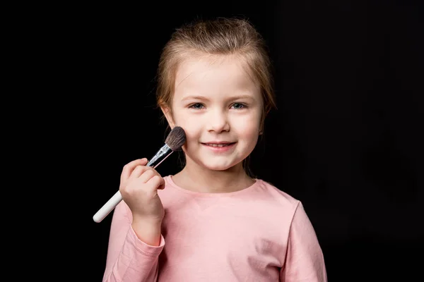 Chica con cepillo de maquillaje - foto de stock