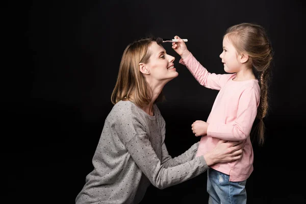 Mère et fille appliquant le maquillage — Photo de stock