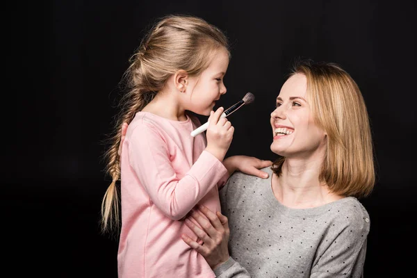 Mãe e filha aplicando maquiagem — Fotografia de Stock