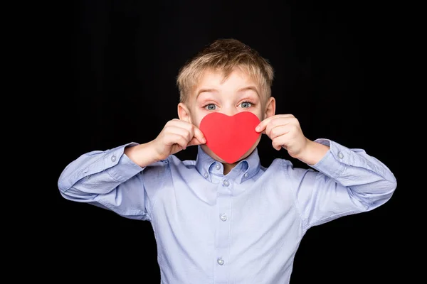 Niño con corazón de papel - foto de stock