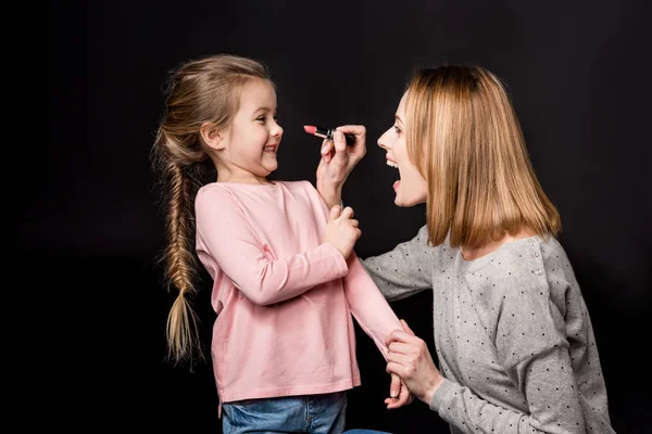 Mère et fille appliquant le maquillage — Photo de stock