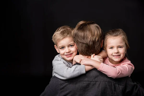 Padre feliz con niños - foto de stock