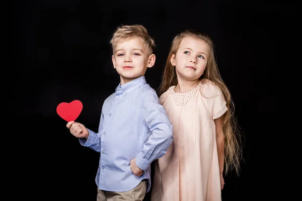 Niños con corazón de papel - foto de stock