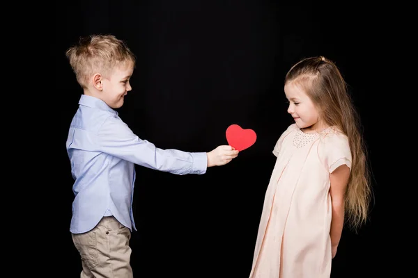 Niños con corazón de papel - foto de stock