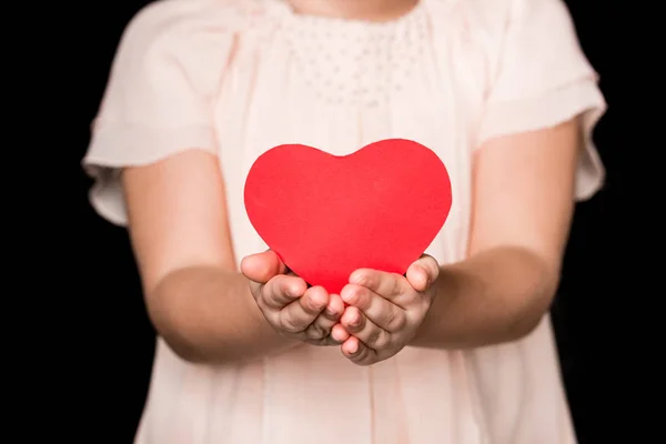 Petite fille avec signe du coeur — Photo de stock