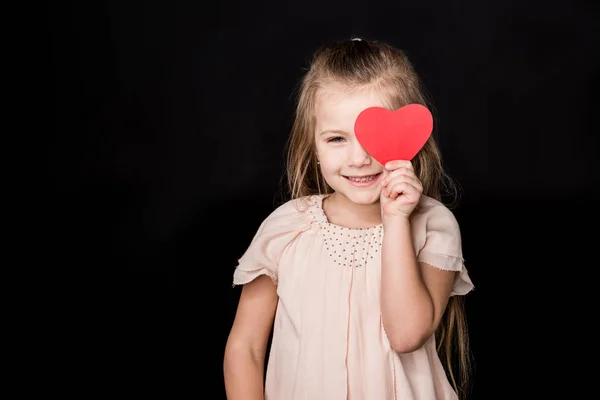 Petite fille avec signe du coeur — Photo de stock