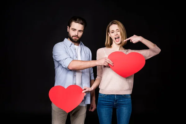 Couple avec des coeurs en papier — Photo de stock