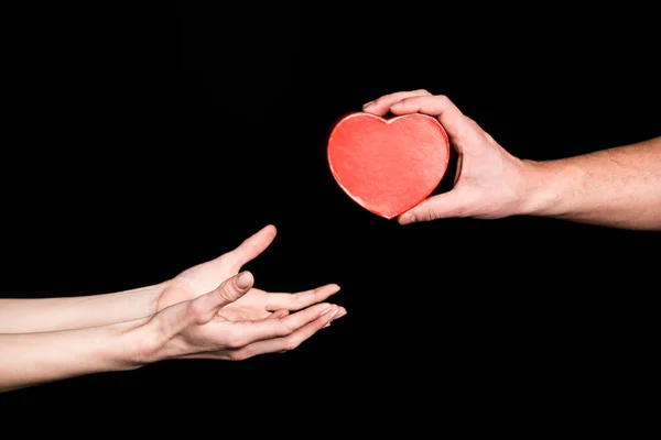 L'homme offre un cadeau à la femme — Photo de stock