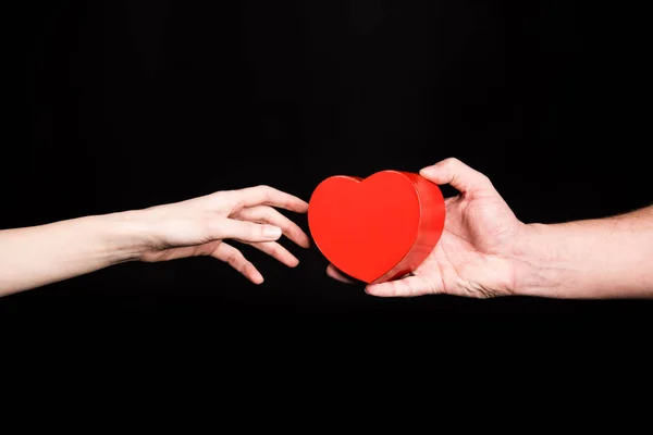 L'homme offre un cadeau à la femme — Photo de stock