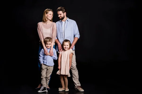 Felice giovane famiglia — Foto stock