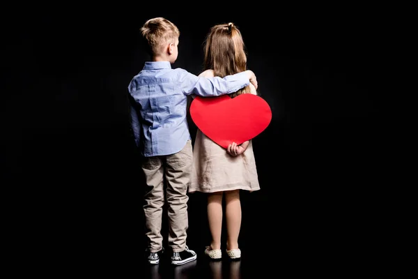 Bambini con cuore di carta — Foto stock