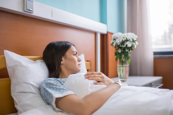 Female patient in hospital — Stock Photo