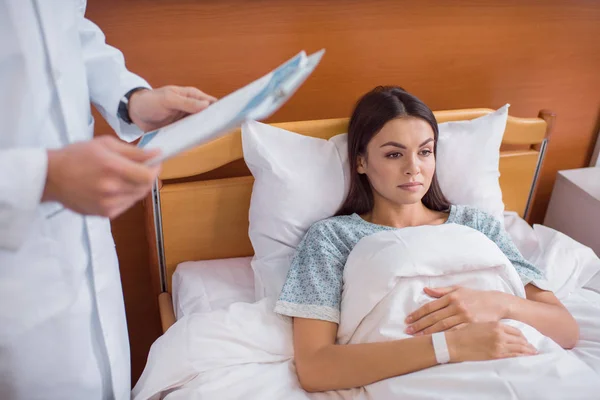 Paciente femenino en el hospital - foto de stock