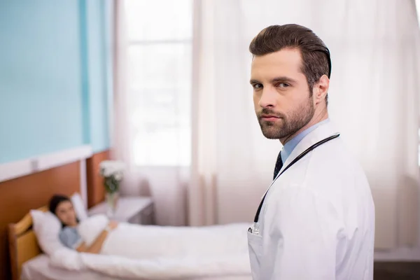 Médico masculino en el hospital - foto de stock