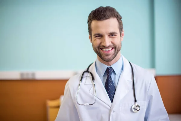 Medico maschio in ospedale — Foto stock