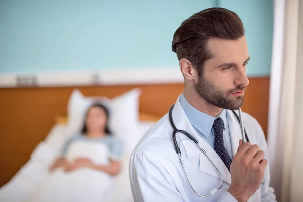 Médecin masculin à l'hôpital — Photo de stock