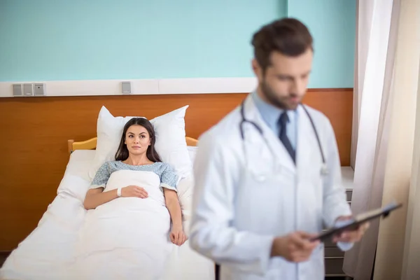 Paciente femenino en el hospital - foto de stock